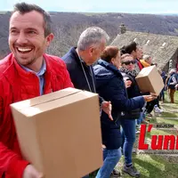 Loic Ballet de France télévision porte un carton de vin de Légendaire, dans le Cantal