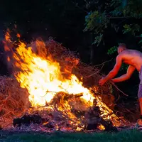 Homme faisant brûler des déchets verts.