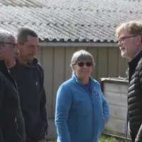 Marc Fesneau, le ministre de l'agriculture, discute avec les trois associés qui l'accueillent sur leur ferme.