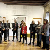 Un groupe réuni dans une salle.