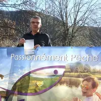 Trois hommes tiennent une banderole et une brochure
