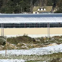 Un bâtiment agricole neuf sous la neige