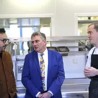 César Troisgros et Martial Couillaud, directeur du Sacré-Cœur, discutent avec le chef dans la cuisine du lycée hôtelier du Sacré-Cœur.