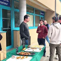 Un groupe déguste des produits locaux autour d'une table.