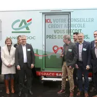 Élus locaux et du Crédit Agricole coupent le ruban devant le camion banque.