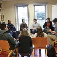 Un groupe est assis en cercle et discute de pollinisateurs sauvages