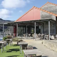 La maison de la pêche surplombant le lac de Villefort