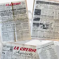 panneau d'exposition montrant des coupures de presse