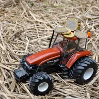 tracteur miniature avec des pièces de monnaies en euro