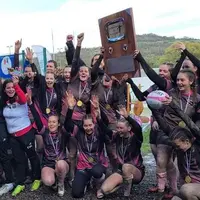 L'équipe de Brioude-Bonnefont lors de la remise du fameux bouclier et des médailles par les officiels  de l'amicale du tournoi des VI nations, des élu