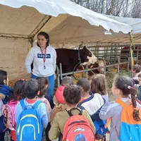 Les jeunes Ponots captivés par les animaux de la mini-ferme...