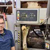 Christophe Michel est satisfait par l'installation de son robot de traite mais reste un éleveur vigilant  pour chacune de ses vaches.