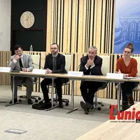 Préfet et procureur réunis assis devant une table lors d'une conférence de presse.