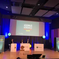 Vue sur la tribune de l'assemblée générale depuis la salle.