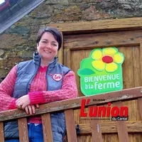 Julie Rigal, présidente de Bienvenue à la ferme Cantal, devant le point de vente de la Ferme des fourches, installé dans un ancien sécadou