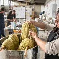 Lainamac anime également un incubateur textile axé sur la laine, dédié aux artisans d’art et marques émergentes des secteurs de la décoration d’intéri