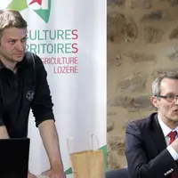 Le président du syndicat apicole, David Blanc, et le préfet de Lozère, Philippe Castanet.