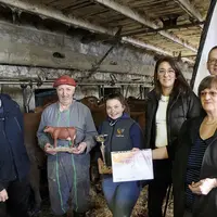 Éric Chabalier, entouré des représentants du Crédit Agricole et de Céline Frison, technicienne à Cap Tarentaise, qui lui ont remis son prix.