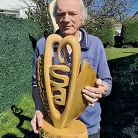 René Meissonnier porte le trophée qu'il a créé pour les 30 ans du TPJ de la MSA