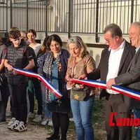 Des personnes en ligne tenant un rubal bleu blanc rouge