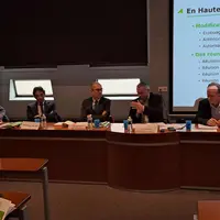 À la tribune de la session du 29 mars, (de gauche à droite) Jean-Pierre Chaput et Dominique Calvet de la DDT, Yvan Cordier, Préfet, Yannick Fialip, pr