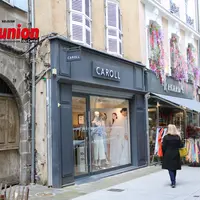 Rue marchande avec boutiques de vêtements