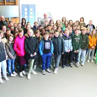 Cinquante élèves et le directeur de l'IUT.