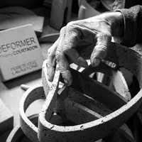 main posée sur pierres sculptées