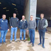 Les trois responsables professionnels en compagnie de deux associés du Gaec de Montebello.