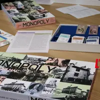 Jeu de Monpoly avec billets et plateau