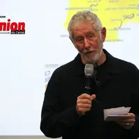Monsieur avec micro et carte du Tour de France
