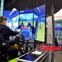 Jeune sur un simulateur de conduite d'engin agricole
