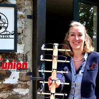 Une opticienne cantalienne présente une série de montures, en plein air.