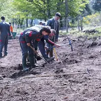 Les élèves de bac pro préparent les plantations dans leur parcelle pédagogique