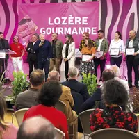 Des finalistes sur scène reçoivent leur trophée Lozère Gourmande lors de la cérémonie de remise des prix