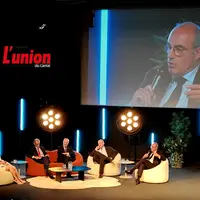 Débat à Aurillac autour d'une table ronde avec au micro Olivier Marleix