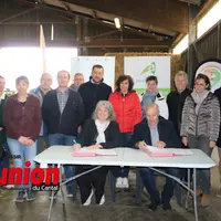 groupes de personnes derrière une table blanche