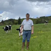 Eric Richard, président de la section laitière de la FDSEA43 avec ses vaches.