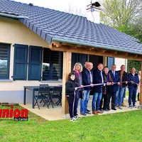 Des personnalités s'apprêtent à couper le ruban inaugural d'un gite dans le Cantal.