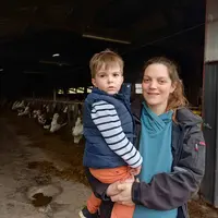 Virginie Crespy sur son exploitation, en compagnie de son fils Adrien, 3 ans.