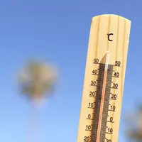 un thermomètre sur fond de ciel bleu