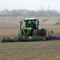 tracteur dans un champs en train de semer