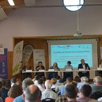 6 candidats sur la scène de la salle polyvalente de Jarnages.