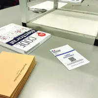 une urne et des bulletins de vote