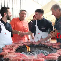 Bouchers et éleveur autour d'un brasero avec de la viande, se serrant la main.