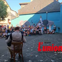 De dos une sersonne devant le public.
