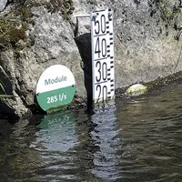 Une échelle graduée sur un cours d'eau