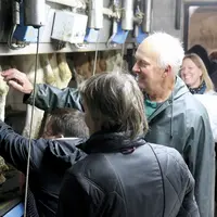 Jean-Yves Jourdan montre comment traire les vaches