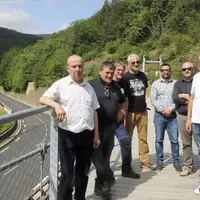 Les élus et maîtres d'œuvre sur la passerelle de la voie verte la Cévenole