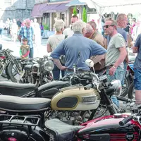 Des vieilles motos avec du public autour